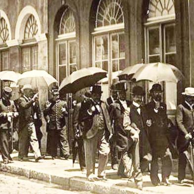  

 O prefeito José Montaury e o governador Júlio de Castilhos no final século XIX, na rua Uruguai, com a Guarda ao fundo.

