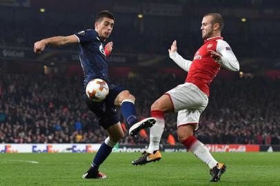 Arsenals English midfielder Jack Wilshere (R) vies with Red Star Belgrades Serbian defender Vujadin Savic during the UEFA Europa League Group H football match between Arsenal and Red Star Belgrade at The Emirates Stadium in London on November 2, 2017. / AFP PHOTO / Ben STANSALL