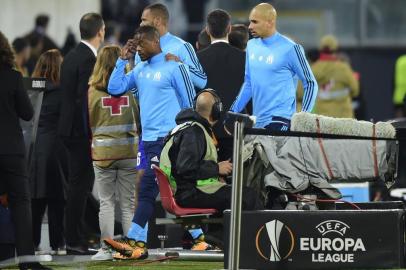 Marseilles French defender Patrice Evra (C) leaves the pitch after an incident with Marseille supporters before the start of the UEFA Europa League group I football match Vitoria SC vs Marseille at D. Afonso Henriques stadium in Guimaraes on November 2, 2017. / AFP PHOTO / MIGUEL RIOPA