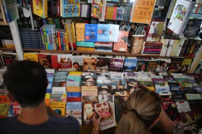  PORTO ALEGRE, RS, BRASIL, 02-11-2017. Segundo dia e Feira do Livro na Praça da Alfândega. (FERNANDO GOMES/AGÊNCIA RBS)