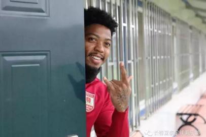 Marinho posa para foto em treino do Changchun Yatai. Meia ex-Vitória passou pela base do Inter e recentemente foi sondado pelo Grêmio. 