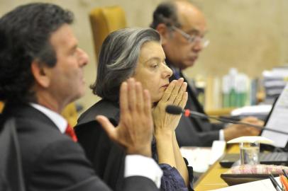 Os ministros Luiz Fux, Cármen Lúcia e Gilmar Mendes durante continuação do julgamento do Supremo Tribunal Federal sobre a constitucionalidade da reserva de vagas em universidades públicas, com base no sistema de cotas raciais da Universidade de Brasília (UnB)