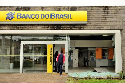  CAXIAS DO SUL, RS, BRASIL, 03/11/2017. Criminosos quebram vidro e explodem caixa eletrônico no Banco do Brasil do bairro Ana Rech, em Caxias. (Diogo Sallaberry/Agência RBS)