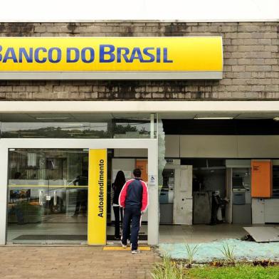  CAXIAS DO SUL, RS, BRASIL, 03/11/2017. Criminosos quebram vidro e explodem caixa eletrônico no Banco do Brasil do bairro Ana Rech, em Caxias. (Diogo Sallaberry/Agência RBS)