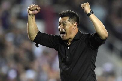 Argentinas Lanus coach Jorge Almiron celebrates after defeating Argentinas River Plate 4-2 during their Copa Libertadores semifinal second leg football match and qualifying to the final, in Lanus, on the outskirts of Buenos Aires, on October 31, 2017. / AFP PHOTO / Juan MABROMATA