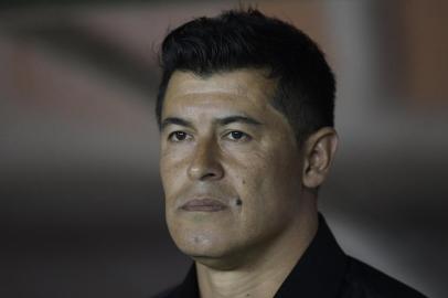 The coach of Argentinas Lanus, Jorge Almiron, looks on during their Copa Libertadores semifinal second leg football match against Argentinas River Plate in Lanus, on the outskirts of Buenos Aires, on October 31, 2017. / AFP PHOTO / Juan MABROMATA