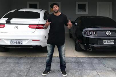 Adriano imperador pousa com carros no instagram