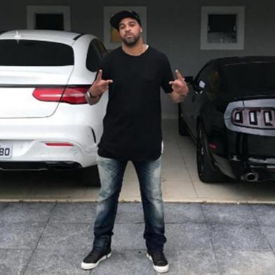 Adriano imperador pousa com carros no instagram
