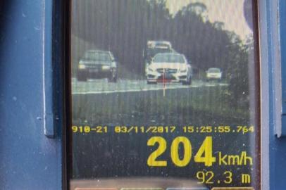 O motorista de uma Mercedes Benz foi flagrado pela Polícia Rodoviária Federal trafegando a 204 km/h na freeway, em Glorinha, na tarde desta sexta-feira (3). A velocidade máxima permitida no trecho da rodovia é de 110 km/h.