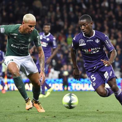 Toulouses Ivorian forward Max-Alain Gradel (R) vies for the ball with Saint-Etiennes French defender Leo Lacroix  during the French L1 football match between Toulouse (TFC) and Saint-Etienne (ASSE) on October 29, 2017, at the Municipal Stadium in Toulouse, southern France. / AFP PHOTO / REMY GABALDA