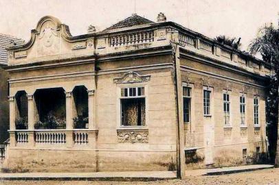  

O imóvel foi erguido em 1918 para abrigar o consultório e residência do Dr. Von Eckel e, em 1951, foi comprado pelo município para instalar a Prefeitura Municipal, que alí funcionou até 1974. Hoje Casa do Museu de Arroio do Meio.