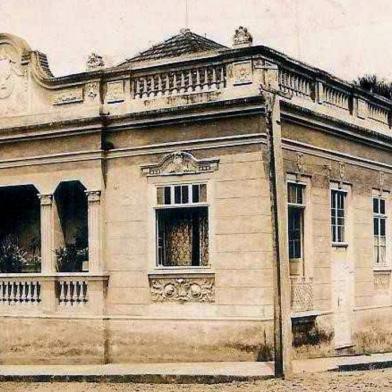  

O imóvel foi erguido em 1918 para abrigar o consultório e residência do Dr. Von Eckel e, em 1951, foi comprado pelo município para instalar a Prefeitura Municipal, que alí funcionou até 1974. Hoje Casa do Museu de Arroio do Meio.