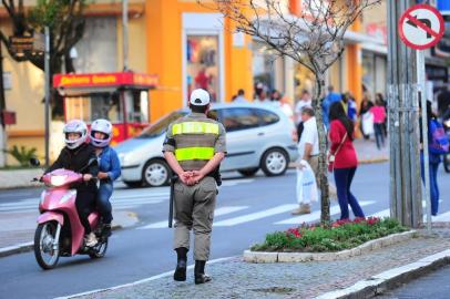  CAXIAS DO SUL, RS, BRASIL, 24/08/2017. Reforço do policiamento ostensivo completa 30 dias e agrada comunidade. . Se o reforço não resolve a criminalidade, afinal o número de PMs não corresponde a metade do que foi perdido pelo 12º Batalhão de Polícia Militar (12ª BPM) nos últimos quatro anos, a nova turma deixa clara a importância do governo estadual continuar a investir em recursos humanos para as polícias gaúchas. (Porthus Junior/Agência RBS)