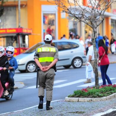  CAXIAS DO SUL, RS, BRASIL, 24/08/2017. Reforço do policiamento ostensivo completa 30 dias e agrada comunidade. . Se o reforço não resolve a criminalidade, afinal o número de PMs não corresponde a metade do que foi perdido pelo 12º Batalhão de Polícia Militar (12ª BPM) nos últimos quatro anos, a nova turma deixa clara a importância do governo estadual continuar a investir em recursos humanos para as polícias gaúchas. (Porthus Junior/Agência RBS)