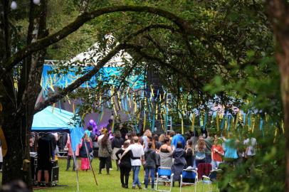  CAXIAS DO SUL, RS, BRASIL 04/11/20171ª edição do festival Enxame, promovido por coletivos de cultura caxienses, levou centenar de jovens ao Cheiro de Mato Ecocamping, em Caxias do Sul, neste sábado. (Felipe Nyland/Agência RBS)