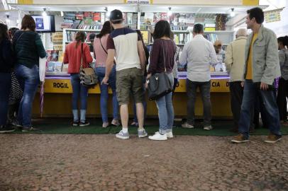  

PORTO ALEGRE, RS, BRASIL, 04-11-2017: Movimentação durante sábado de tempo instável na Feira Do Livro de Porto Alegre, na Praça da Alfândega (FOTO FÉLIX ZUCCO/AGÊNCIA RBS, Editoria Segudo Caderno).