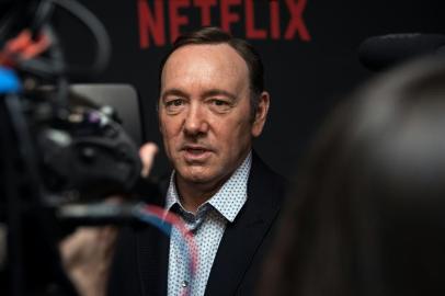 Anthony Rapp says Kevin Spacey made a sexual advance when he was 14(FILES): This file photo taken on February 23, 2016 shows actor Kevin Spacey arriving for  the season 4 premiere screening of the Netflix show House of Cards in Washington, DC. Kevin Spacey came out as gay early Monday, October 30, 2017 and apologized to actor Anthony Rapp, who accused the Hollywood star of making a sexual advance on him at a 1986 party when he was only 14 years old. Spaceys announcement, posted to his Twitter account at midnight, came after Rapp -- best known for being part of the original cast of Broadway hit Rent -- made the accusation in an interview with Buzzfeed News. / AFP PHOTO / Nicholas KammEditoria: ACELocal: New YorkIndexador: NICHOLAS KAMMSecao: theatreFonte: AFPFotógrafo: STF