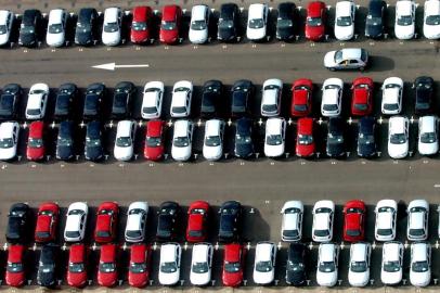 Foto aérea,carros na GM de Gravataí