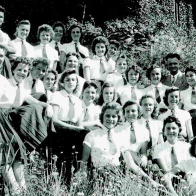  

No final de 1957, 60 anos atrás, um grupo de moças concluía a 4ª série ginasial na Fundação Evangélica de Hamburgo Velho.