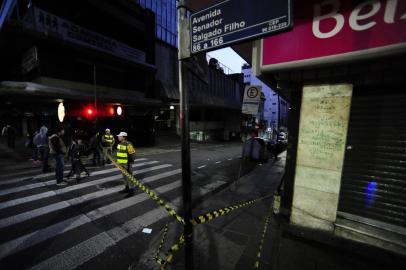 Artefato foi largado no meio da rua Marechal Floriano, no centro de Porto Alegre. Local isolado
BM isola Rua Marechal Floriano, entre general Vitorino e Salgado Filho. Objeto não identificado foi largado no meio da rua.