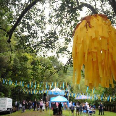  CAXIAS DO SUL, RS, BRASIL 04/11/20171ª edição do festival Enxame, promovido por coletivos de cultura caxienses, levou centenar de jovens ao Cheiro de Mato Ecocamping, em Caxias do Sul, neste sábado. (Felipe Nyland/Agência RBS)