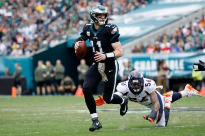 Denver Broncos v Philadelphia Eagles

PHILADELPHIA, PA - NOVEMBER 05: Quarterback Carson Wentz #11 of the Philadelphia Eagles runs the ball against outside linebacker Shane Ray #56 of the Denver Broncos during the first quarter at Lincoln Financial Field on November 5, 2017 in Philadelphia, Pennsylvania.   Joe Robbins/Getty Images/AFP

Editoria: SPO
Local: Philadelphia
Indexador: Joe Robbins
Secao: American Football
Fonte: GETTY IMAGES NORTH AMERICA
Fotógrafo: STR