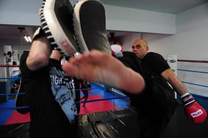  CAXIAS DO SUL, RS, BRASIL (31/10/2017) Lutadores Caxienses representam o Brasil no Exterior. Nas fotos, Adilosn Facchin, Claudio Dalla Rosa (de barba) e Fernanda Pazini demosntram a performance do  Kick Boxing. (Roni Rigon/Pioneiro)