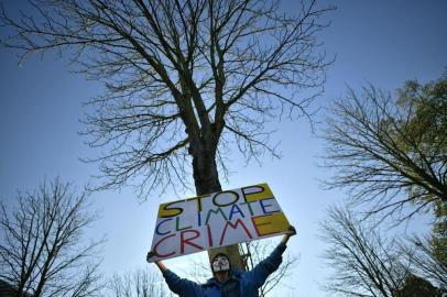  

Um manifestante que usa uma máscara de Guy-Fawkes mantém um cartaz que lê "Stop Climate Crime", enquanto participa da chamada Marcha do Clima contra a energia baseada em fóssil como o carvão em 4 de novembro de 2017 em Bonn, no oeste da Alemanha.
A cidade ocidental de Bona acolherá a Conferência das Nações Unidas sobre Mudanças Climáticas (COP23) de 6 a 19 de novembro de 2017, onde "as nações do mundo se reunirão para promover os objetivos e as ambições do Acordo de Paris e alcançar progressos em suas diretrizes de implementação" de acordo com os organizadores. / AFP PHOTO / SASCHA SCHUERMANN

Editoria: SCI
Local: Bonn
Indexador: SASCHA SCHUERMANN
Secao: weather science
Fonte: AFP
Fotógrafo: STR