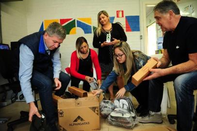  CAXIAS DO SUL, RS, BRASIL, 06/11/2017. Esporte Clube Juventude doa 70 pares de chinelos para Casa Brasil, entidade que sofreu roubo na semana passada. A Casa Brasil tem projetos de assistência social para crianças e adolescentes da região. (Diogo Sallaberry/Agência RBS)