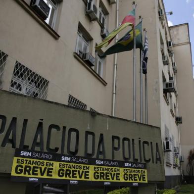  

PORTO ALEGRE, RS, BRASIL, 06-11-2017: Sindicato dos Agentes monta piquete de greve em frente ao Palácio da Polícia Civil, em Porto Alegre, em função do não pagamento dos salários dos servidores (FOTO FÉLIX ZUCCO/AGÊNCIA RBS, Editoria de Notícias).