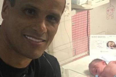 Rivaldo apresenta seu neto, Davi, em foto no Instagram