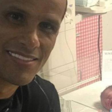 Rivaldo apresenta seu neto, Davi, em foto no Instagram