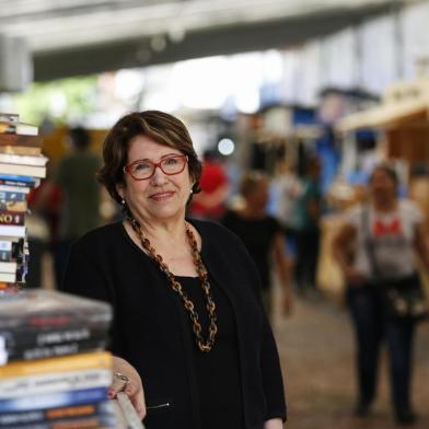  

PORTO ALEGRE, RS, BRASIL, 30-10-2017: Patrona da 63ª Feira do Livro de Porto Alegre, Valesca de Assis, na Praça da Alfândega. (Foto: Mateus Bruxel / Agência RBS)