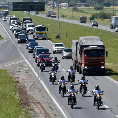 The convoy carrying the bodies of the Argentine men killed in the recent New York bike path truck attack, arrives in the city of Rosario, some 350 km northwest of Buenos Aires, on November 6, 2017.
Five of the eight people killed in the attack were friends from Argentina celebrating the 30th anniversary of their high school graduation. / AFP PHOTO / STR