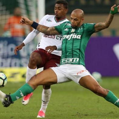 O jogador Felipe Melo, da SE Palmeiras, disputa bola com o jogador Wendel, do Fluminense FC, durante partida vÃ¡lida pela sexta rodada, do Campeonato Brasileiro, SÃ©rie A, na Arena Allianz Parque.