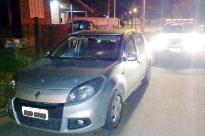 BM Canela prende casal com carro roubado em Caxias do Sul. Durante patrulhamento na Rua Presidente João Goulart, Bairro Canelinha, avistou um veículo Renault Sandero em atitude suspeita, placa de Farroupilha.