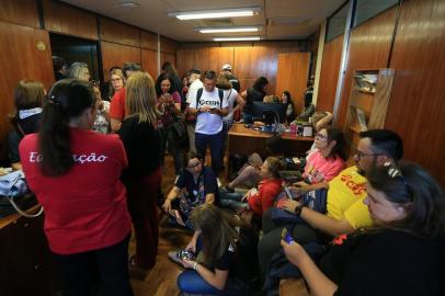  

PORTO ALEGRE, BRASIL, RS - Salas do gabinete do deputado Gabriel Souza (PMDB) foram ocupadas pelo Cpers. Professores querem reunião com o governo.