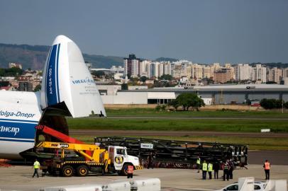  PORTO ALEGRE, RS, BRASIL, 25-09-2017. Segundo maior avião cargueiro do mundo, Antonov 124 pousa em Porto Alegre. Imponência e tamanho da aeronave chamaram atenção de quem estava no Aeroporto Salgado Filho. (ANDRÉ ÁVILA/AGÊNCIA RBS)