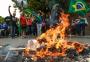 Manifestantes contra e a favor de Judith Butler protestam em SP; boneco com rosto de filósofa é queimado