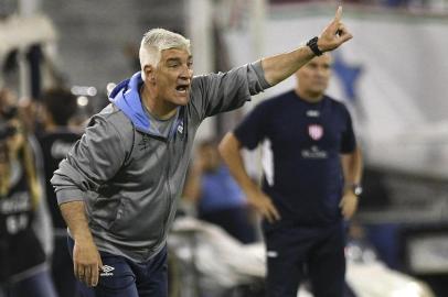 Picture released by Telam showing the coach of Argentine team Velez Sarsfield, Omar De Felippe, giving instructions during an Argentine Superliga first division football match against Union de Santa Fe, in Buenos Aires, on November 6, 2017.
De Felippe resigned late on November 6 after being spat and insulted by a fan following the 2-0 defeat against Union. / AFP PHOTO / TELAM / Alfredo LUNA / Argentina OUT / RESTRICTED TO EDITORIAL USE - MANDATORY CREDIT AFP PHOTO / TELAM / ALFREDO LUNA - NO MARKETING NO ADVERTISING CAMPAIGNS - DISTRIBUTED AS A SERVICE TO CLIENTS