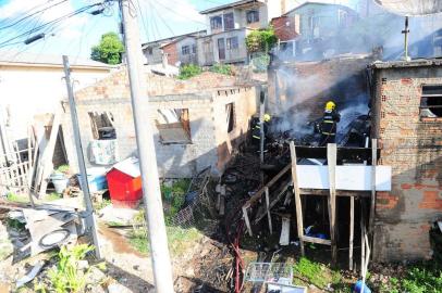  CAXIAS DO SUL, RS, BRASIL, 07/11/2017. Incêndio em residência no bairro Vila Ipê. Bombeiros e Brigada Militar procuram corpo de vítimas. (Porthus Junior/Agência RBS)