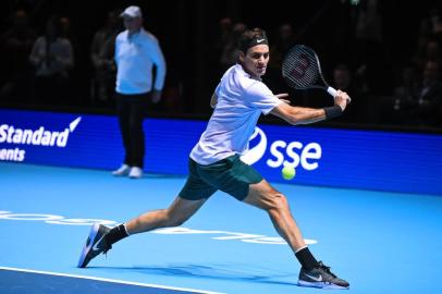 Switzerlands Roger Federer returns to Britains Andy Murray in their exhibition tennis singles match, during Andy Murray Live at the SSE Hydro in Glasgow, Scotland on November 7, 2017. Andy Murray Live is a charity fundraiser. Glasgow based charity, Sunny-sid3up, join Unicef as charity partner this year. / AFP PHOTO / Andy BUCHANAN