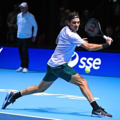 Switzerlands Roger Federer returns to Britains Andy Murray in their exhibition tennis singles match, during Andy Murray Live at the SSE Hydro in Glasgow, Scotland on November 7, 2017. Andy Murray Live is a charity fundraiser. Glasgow based charity, Sunny-sid3up, join Unicef as charity partner this year. / AFP PHOTO / Andy BUCHANAN