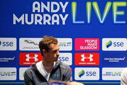 Switzerlands Roger Federer (R) and Britains Andy Murray (L) attend a press conference ahead of their exhibition tennis event, Andy Murray Live at the SSE Hydro in Glasgow, Scotland on November 7, 2017. 
Andy Murray Live is a charity fundraiser. Glasgow based charity, Sunny-sid3up, join Unicef as charity partner this year. / AFP PHOTO / Andy BUCHANAN