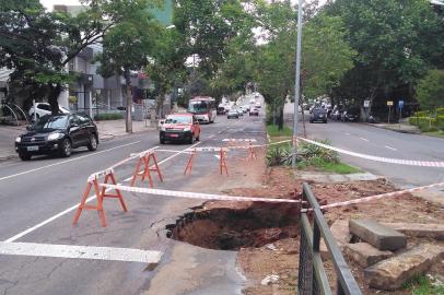 Um buraco na Avenida Nilo Peçanha, nas imediações da Rua Teixeira Mendes, em Porto Alegre, está preocupando motoristas, além de causar transtornos. Segundo um usuário do aplicativo Pelas Ruas, a prefeitura havia colocado terra dentro do buraco, mas com as pancadas de chuva do último fim de semana, o problema piorou.