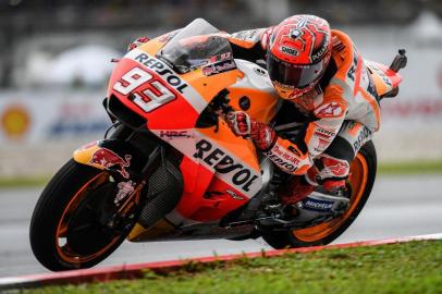 Repsol Hondas Spanish rider Marc Márquez powers his bike during the Malaysia MotoGP at the Sepang International circuit in Sepang on October 29, 2017. / AFP PHOTO / MANAN VATSYAYANA