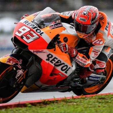 Repsol Hondas Spanish rider Marc Márquez powers his bike during the Malaysia MotoGP at the Sepang International circuit in Sepang on October 29, 2017. / AFP PHOTO / MANAN VATSYAYANA