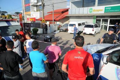  CAXIAS DO SUL, RS, BRASIL, 07/11/2017 - Uma tentativa de assalto resultou em um morto e um ferido na tarde desta terça-feira, em Caxias do Sul. Às 17h20min, na Rua Alexandre Rizzo, no bairro Desvio Rizzo, dois homens tentaram assaltar a funcionária de uma farmácia que entrava no banco Sicredi. Ela estava com um malote de dinheiro. Dois guardas municipais que faziam o patrulhamento na região de moto avistaram o flagrante. (Marcelo Casagrande/Agência RBS)