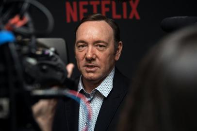 Anthony Rapp says Kevin Spacey made a sexual advance when he was 14(FILES): This file photo taken on February 23, 2016 shows actor Kevin Spacey arriving for  the season 4 premiere screening of the Netflix show House of Cards in Washington, DC. Kevin Spacey came out as gay early Monday, October 30, 2017 and apologized to actor Anthony Rapp, who accused the Hollywood star of making a sexual advance on him at a 1986 party when he was only 14 years old. Spaceys announcement, posted to his Twitter account at midnight, came after Rapp -- best known for being part of the original cast of Broadway hit Rent -- made the accusation in an interview with Buzzfeed News. / AFP PHOTO / Nicholas KammEditoria: ACELocal: New YorkIndexador: NICHOLAS KAMMSecao: theatreFonte: AFPFotógrafo: STF