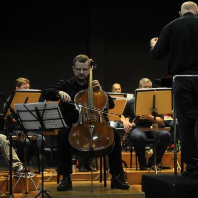  CAXIAS DO SUL, RS, BRASIL, 06/11/2017 - A Orquestra da UCS realiza a Quinta Sinfônica com o solista Diego Biasibetti, violoncelista. (Marcelo Casagrande/Agência RBS)